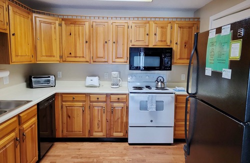 Bartlett Condo | Official Seasons RMC Condo- 1 Bedroom + Loft- Sleeps 10 - No Fees