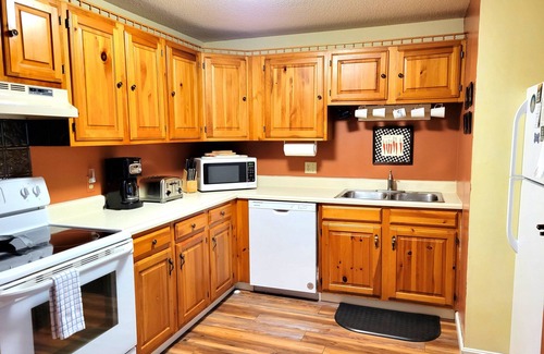 Bartlett Condo | Official Seasons RMC Condo- 2 bedrooms + loft - sleeps 10 - Dog Fees