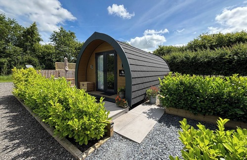 Denstone Cottage | OH DEER, romantic, with hot tub in Ashbourne