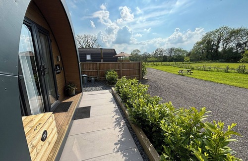Denstone Cottage | OH DEER, romantic, with hot tub in Ashbourne