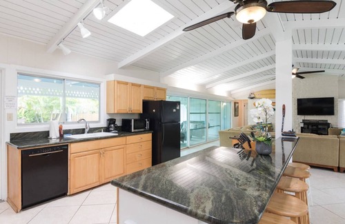 Kalama Tract House | Ohana Beach House - 5 Bedrooms - Steps Away from Kailua Beach