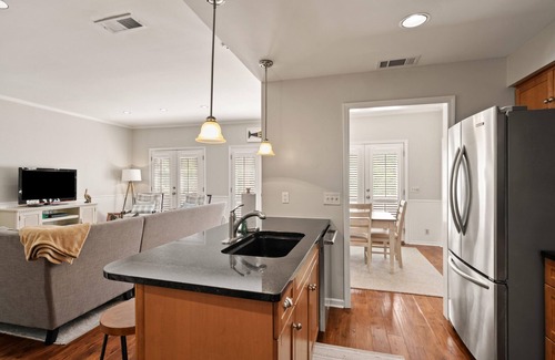 King City House | Ohhh so close to the Village with a POOL! Sleeps 8
