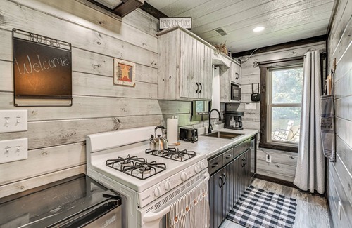 Sugarcreek Cottage | Ohio Amish Country Getaway: Fish, Hike, Boat!