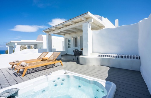 Oia Villa | Oia Sunset Villas - Villa "Pearl" - Swimming pool - Private outdoor Heated Spa