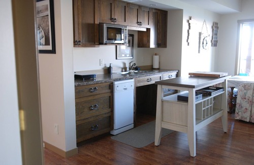 Central Okanagan House | OKA B&B - Gorgeous Mountain/Water views - Lower 2 Bedroom Suite - Sleeps up to 5