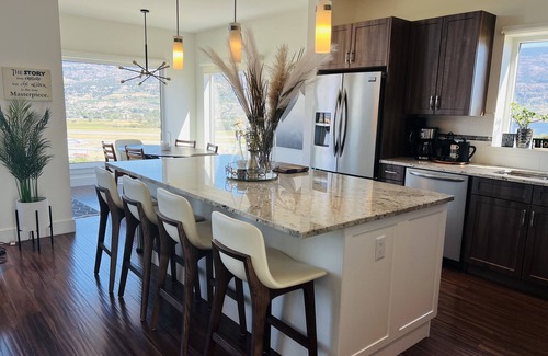 Okanagan-Similkameen House | Okanagan getaway in the middle of a vineyard and an Estate Winery