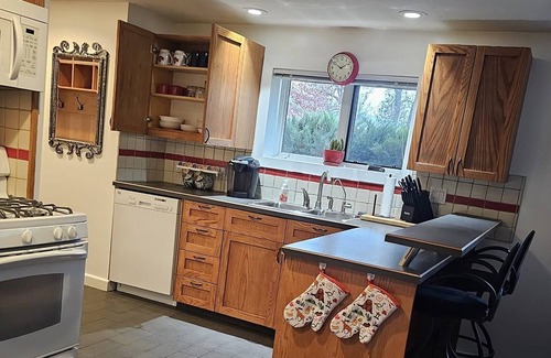 Vernon House | Okanagan & Kalamalka Lakes, Silverstar Ski Resort, O'Keefe Ranch & Parks nearby.