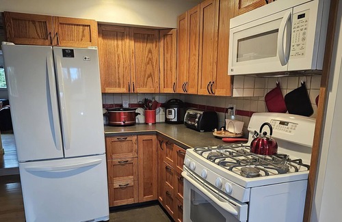 Vernon House | Okanagan & Kalamalka Lakes, Silverstar Ski Resort, O'Keefe Ranch & Parks nearby.