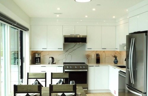 Central Okanagan Apartment | Okanagan Lake Luxury Suite with Kitchen Accommodations across the Lake n