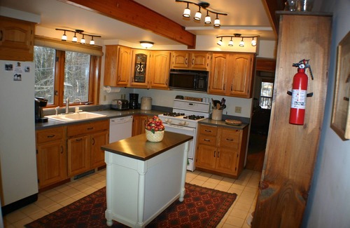 Ludlow House | OKEMO VACATION HOUSE, HOT TUB, CENTRAL AIR 6 Bdrm (2 K, 3 Q, 1 bunk), sleeps 14