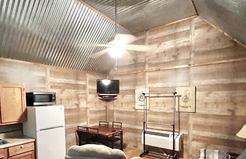 Sulphur Cabin | Okie Mountain Cabin 1: Newly remodeled cabin minutes to Lake Arbuckle