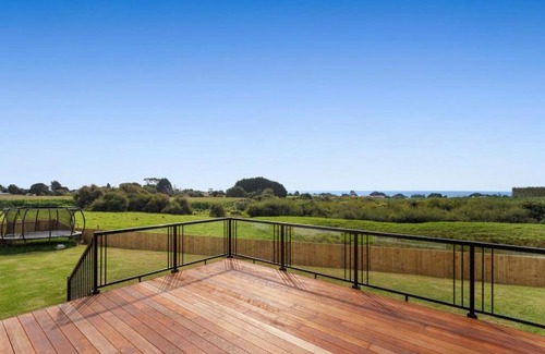 Te Kaha House | Okioki Te Kaha Holiday Home