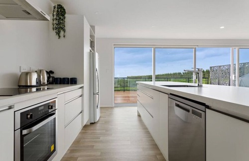 Te Kaha House | Okioki - Te Kaha- Holiday Home