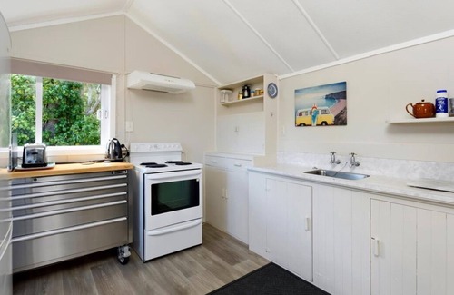 Okiwi Bay Cottage | Okiwi Bay Cosy Cottage