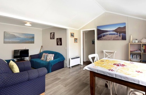 Okiwi Bay Cottage | Okiwi Bay Cosy Cottage