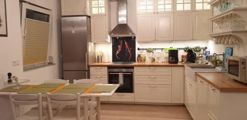 Munchen District Apartment | Oktoberfest & CityCenter, Trade Fair ICM Full 2-BedRm 2-BathRm, direct Metro-SBahn or drive 15 min to City Center, free Parking, Balcony
