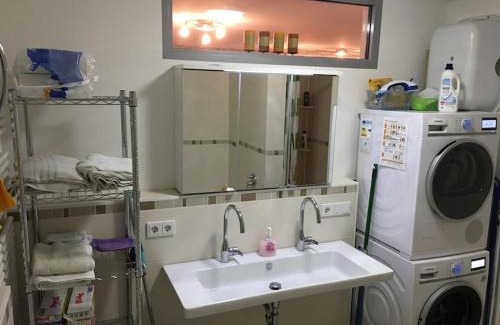 Munchen District Apartment | Oktoberfest & CityCenter, Trade Fair ICM Full 2-BedRm 2-BathRm, direct Metro-SBahn or drive 15 min to City Center, free Parking, Balcony