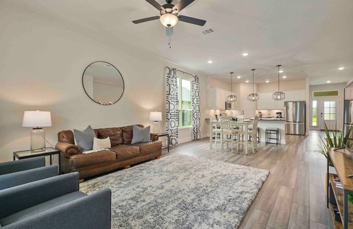 College Station House | Ol’ Army Escape ~ Beautiful & Spacious Retreat in Aggieland!