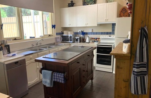Lyndoch House | Old Barossa Valley Inn & Bakery House.Get it all! (Walk to”Gather Round”)