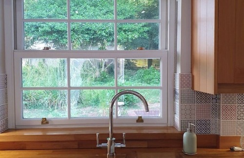Bursledon Cottage | Old Bursledon Cottage, Dog Friendly With Private Hot Tub.nclose to River Hamble