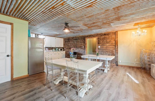 Omaha House | 'Old Church Retreat' w/Fire Pit & Air Hockey!