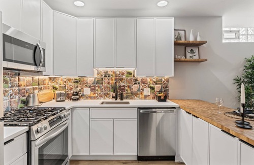 Old City Condo | Old City 2 BR | Near Historic Sites | *King Bed*