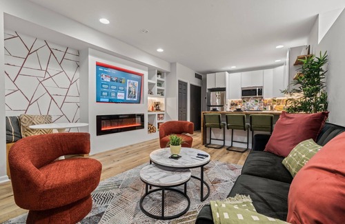 Old City Condo | Old City 2 BR | Near Historic Sites | *King Bed*