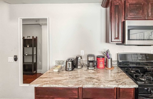 Old City Apartment | Old City Gem | Chic 2BR Retreat with Modern Comfort