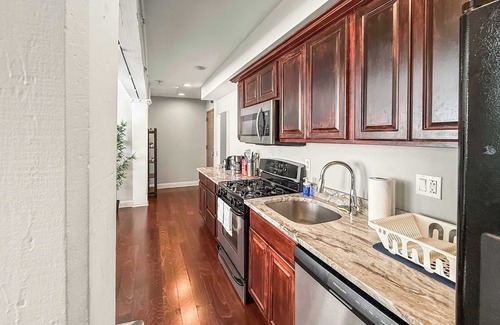 Old City Apartment | Old City Gem | Chic 2BR Retreat with Modern Comfort