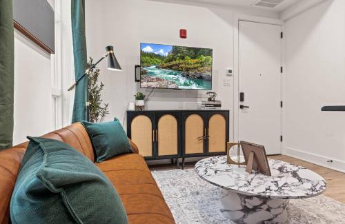 Old City Apartment | Old City-New Building Charm-Walk to Everything!