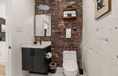 Old City Apartment | Old City-New Building Charm-Walk to Everything!