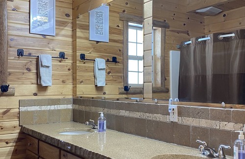 Island Park House | Old Faithful Lodge || Great for Reunions, Sleeps 20, Near Yellowstone, *HOT TUB*