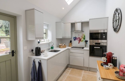 Tenbury Wells Cottage | OLD FARM COTTAGE, pet friendly, with hot tub in Tenbury Wells