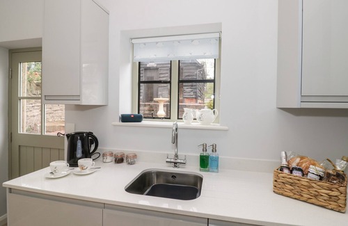 Tenbury Wells Cottage | OLD FARM COTTAGE, pet friendly, with hot tub in Tenbury Wells