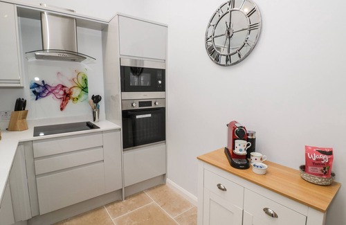 Tenbury Wells Cottage | OLD FARM COTTAGE, pet friendly, with hot tub in Tenbury Wells