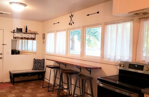 Eugene House | Old Farm Land by Willamette River Oak Trees Bike Path Shopping Restaurants