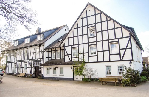 Niederberndorf Apartment | Old farmhouse - attic room on the left
