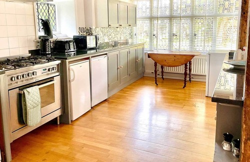 Littlehampton House | Old farmhouse in village centre, close to beach - sleeps 8-10