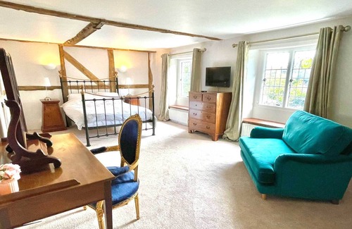 Littlehampton House | Old farmhouse in village centre, close to beach - sleeps 8-10