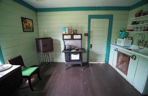Plantersville Cabin | Old Fashioned 1930s Country Cottage Retreat in Plantersville - Near TX Ren Fest