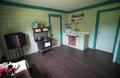Plantersville Cabin | Old Fashioned 1930s Country Cottage Retreat in Plantersville - Near TX Ren Fest