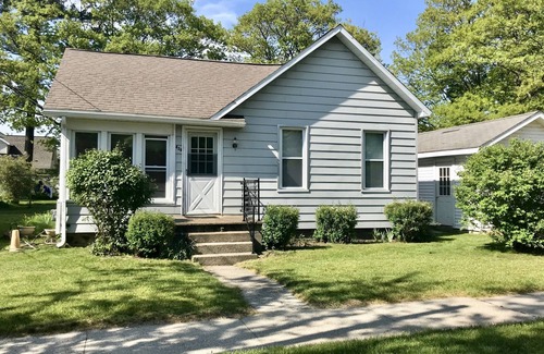 Pentwater House | Old fashioned cottage short walk from Pentwater beach