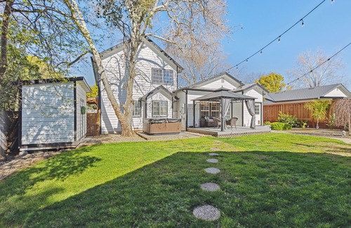 Folsom House | ¤ Old Folsom La Boheme Artist Retreat + Large Yard, Jacuzzi & Outdoor Shower ¤