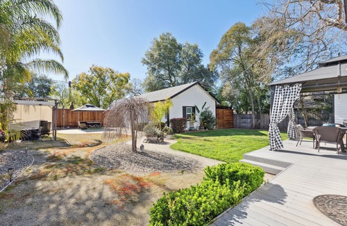 Folsom House | ¤ Old Folsom La Boheme Artist Retreat + Large Yard, Jacuzzi & Outdoor Shower ¤