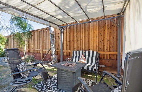 Folsom House | ¤ Old Folsom La Boheme Artist Retreat + Large Yard, Jacuzzi & Outdoor Shower ¤