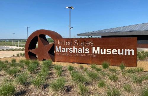 Fort Smith Apartment | Old Fort Loft King & Queen suites nearest accomodation to Marshals Museum power your EV for free!