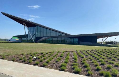 Fort Smith Apartment | Old Fort Loft King & Queen suites nearest accomodation to Marshals Museum power your EV for free!