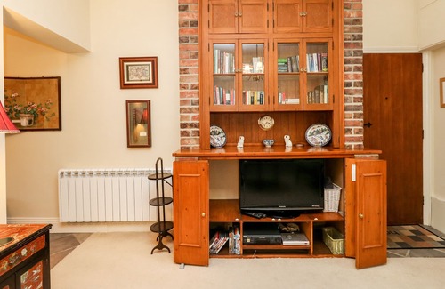 Cerne Abbas Cottage | OLD GAOL COTTAGE, family friendly, with a garden in Cerne Abbas