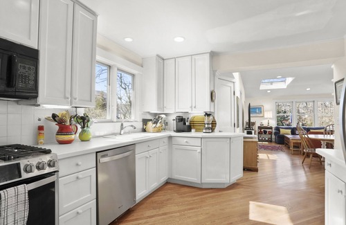 Old Greenwich House | OLD GREENWICH SEASIDE GETAWAY. BEACH-PASSES INCLUDED HUGE YARD GAME ROOM PETS OK