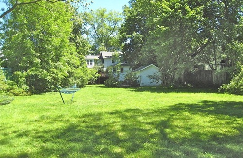 Old Greenwich House | OLD GREENWICH SEASIDE GETAWAY. BEACH-PASSES INCLUDED HUGE YARD GAME ROOM PETS OK